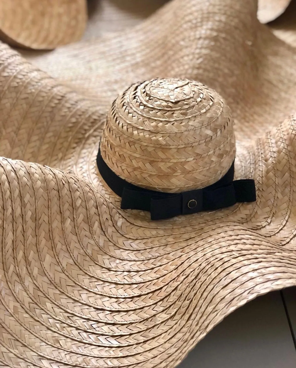 Woven 10' inches Wavy Hat